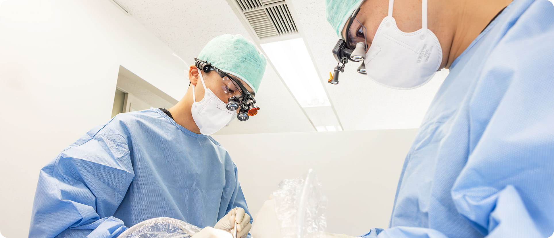 日本口腔外科学会所属の医師がインプラント手術を担当