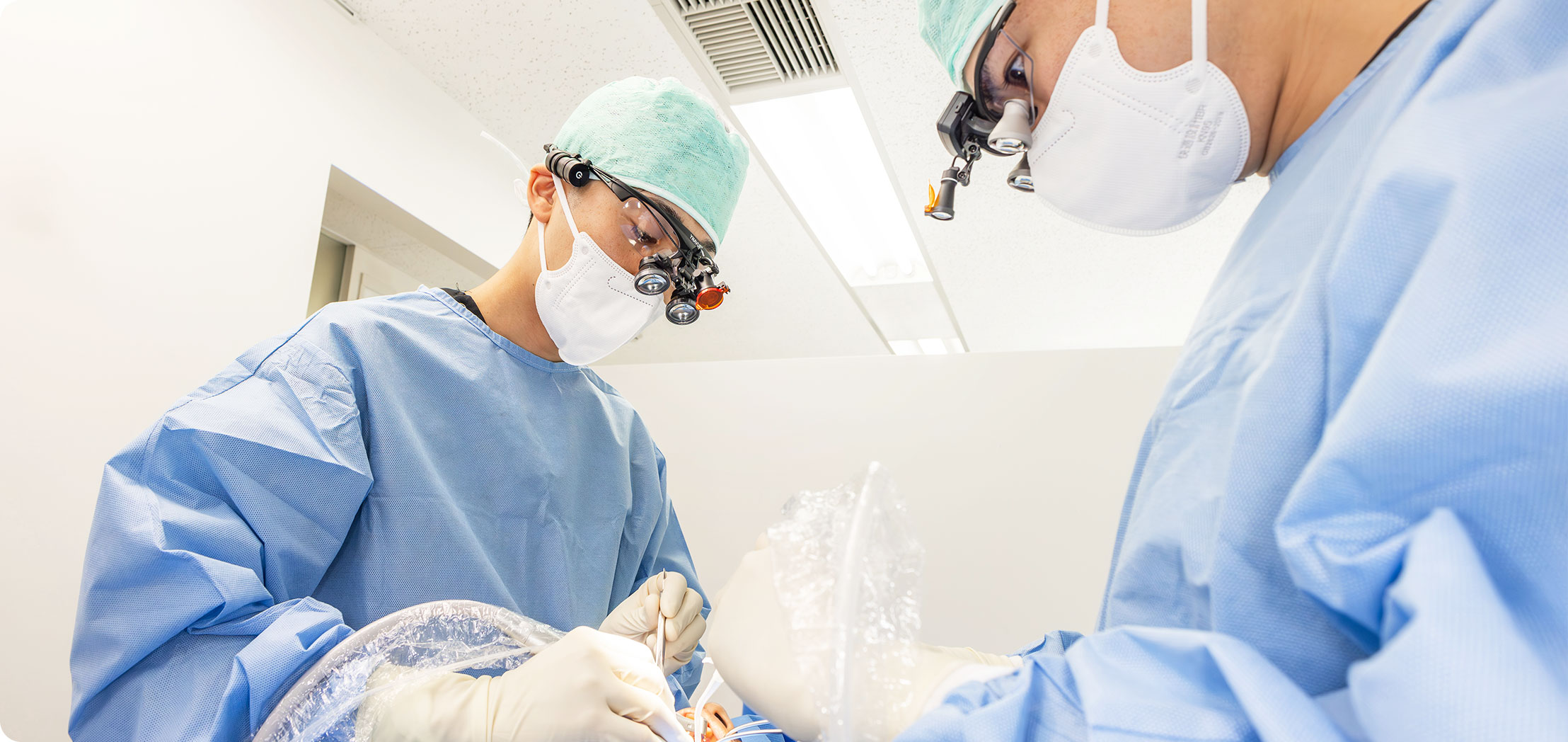 日本口腔外科学会所属の医師がインプラント手術を担当